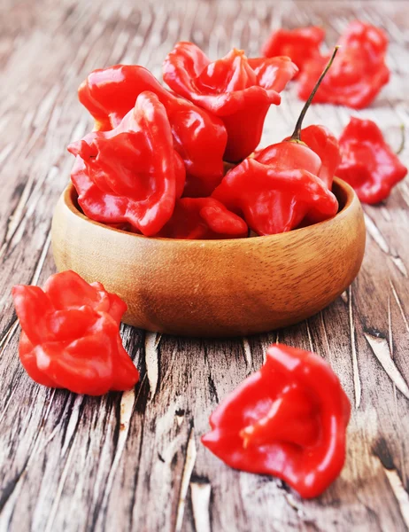 Červené chilli papričky podivné obrazce tabulka, selektivní zaměření — Stock fotografie