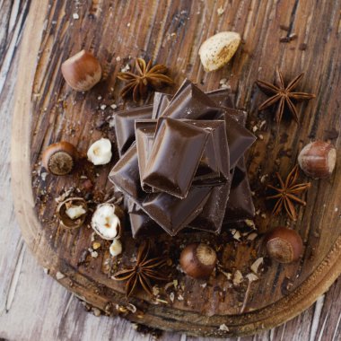 fındık ve tarçın ile çikolata parçaları