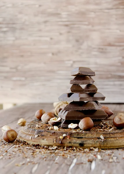 Pedaços de chocolate com nozes e canela — Fotografia de Stock