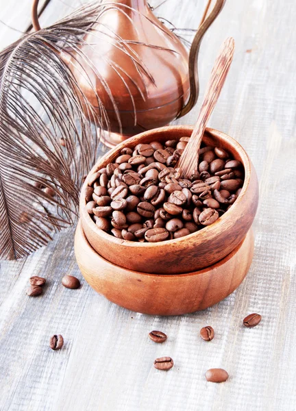 Granos de café tostados en tazón de madera, enfoque selectivo —  Fotos de Stock