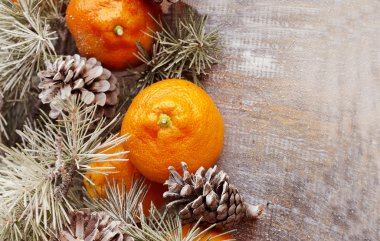 Noel topları çam dalları ve bardak şampanya ile