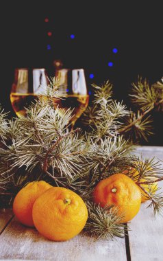 Noel topları çam dalları ve bardak şampanya ile