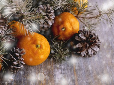 Noel topları çam dalları ve bardak şampanya ile