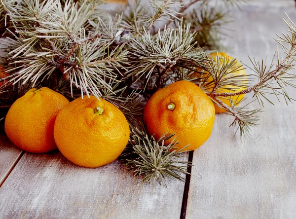 Julgranskulor med fir grenar och glas champagne — Stockfoto