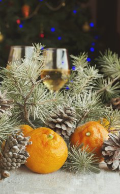 Noel topları çam dalları ve bardak şampanya ile