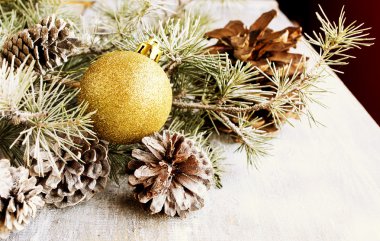 Noel topları çam dalları ve bardak şampanya ile