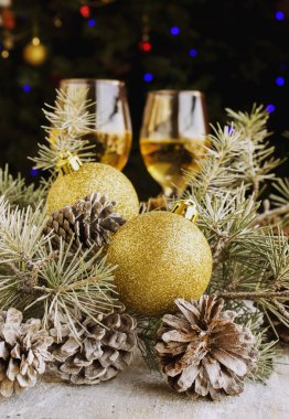 Noel topları çam dalları ve bardak şampanya ile