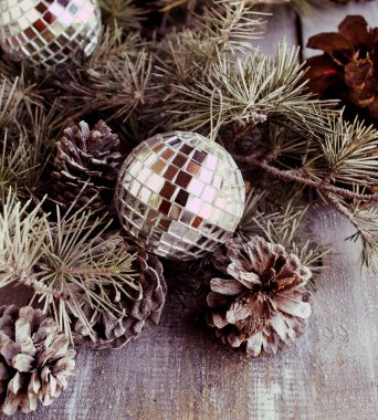 Noel topları çam dalları ve bardak şampanya ile