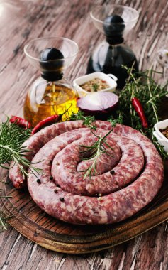 bir dökme demir tava, seçici odak üzerinde çiğ Dana sosis