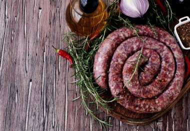 bir dökme demir tava, seçici odak üzerinde çiğ Dana sosis