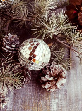 Noel topları çam dalları ve bardak şampanya ile