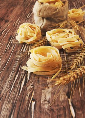 Pişmemiş makarna un masada, seçici odak ile