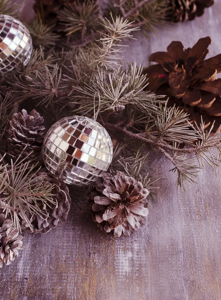 Bolas de Natal com ramos de abeto e copos de champanhe — Fotografia de Stock