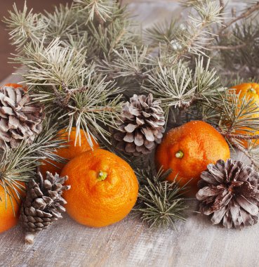 Noel topları çam dalları ve bardak şampanya ile