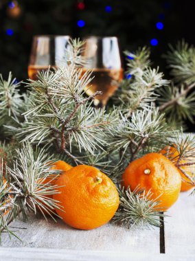 Noel topları çam dalları ve bardak şampanya ile