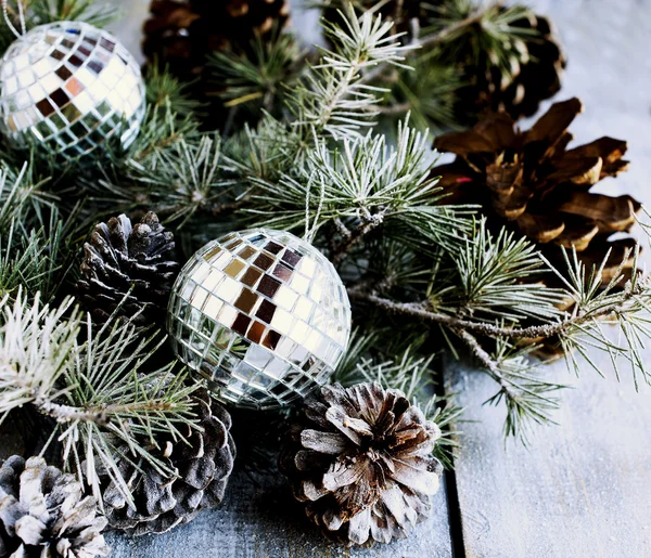 Bolas de Natal com ramos de abeto e copos de champanhe — Fotografia de Stock