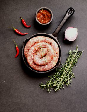 bir dökme demir tava, seçici odak üzerinde çiğ Dana sosis