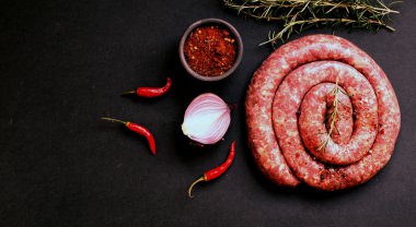 bir dökme demir tava, seçici odak üzerinde çiğ Dana sosis