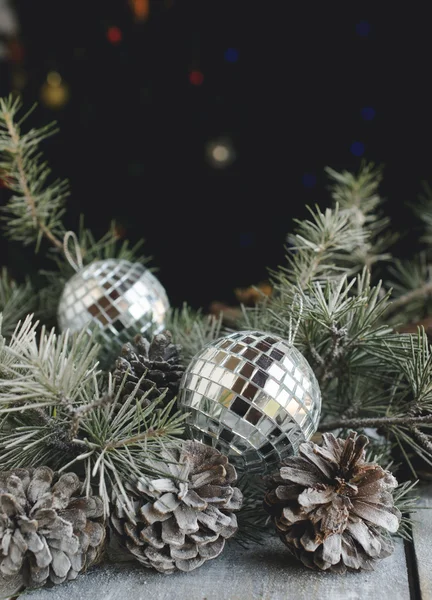 Julgranskulor med fir grenar och glas champagne — Stockfoto