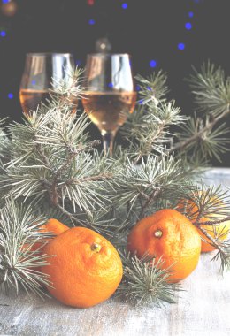 Noel topları çam dalları ve bardak şampanya ile
