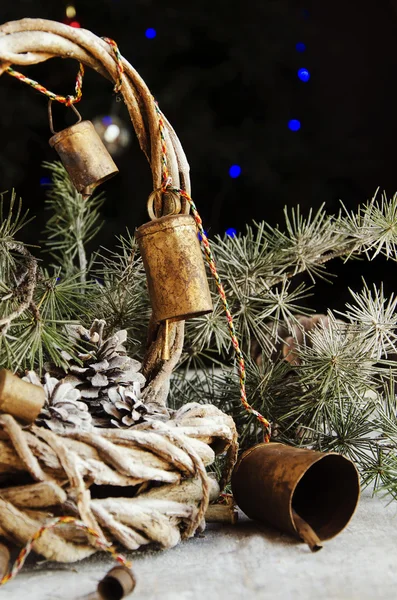 Weihnachtskarte mit Tannenzweigen und Dekoration — Stockfoto