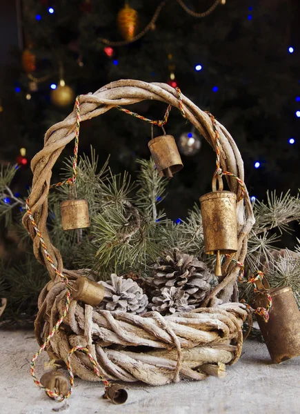 Weihnachtskarte mit Tannenzweigen und Dekoration — Stockfoto