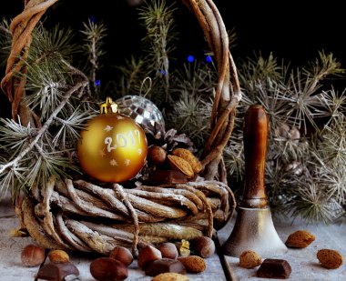 Noel kartı çam dalları ve dekorasyon