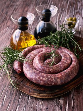 bir dökme demir tava, seçici odak üzerinde çiğ Dana sosis