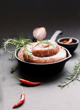 bir dökme demir tava, seçici odak üzerinde çiğ Dana sosis