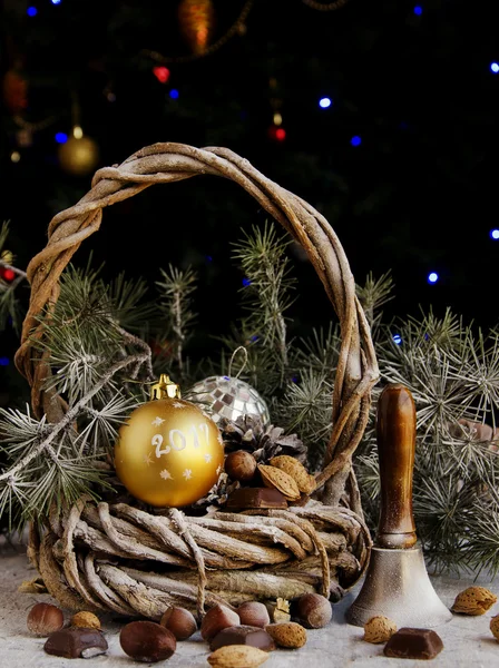 Weihnachtskarte mit Tannenzweigen und Dekoration — Stockfoto