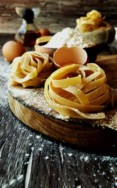 Pasta cruda con farina in tavola, messa a fuoco selettiva — Foto Stock