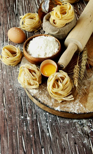 Pastas sin cocer con harina en la mesa, enfoque selectivo — Foto de Stock