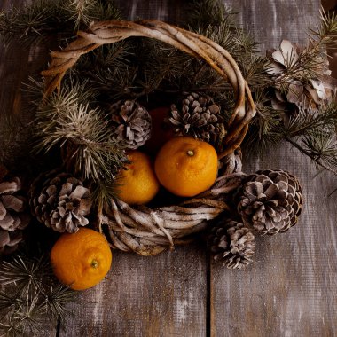 Noel kartı çam dalları ve dekorasyon