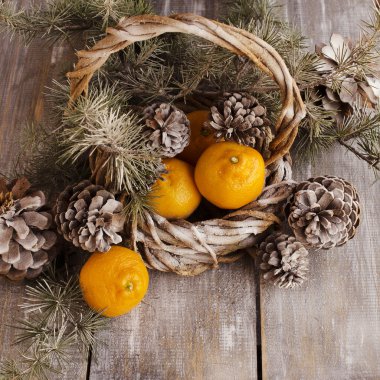 Noel kartı çam dalları ve dekorasyon