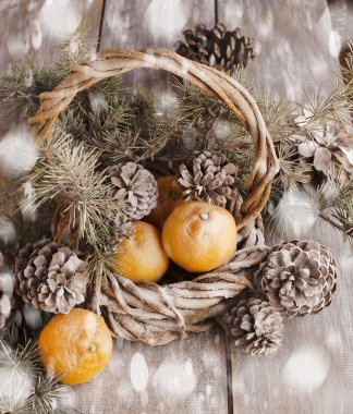 Noel kartı çam dalları ve dekorasyon