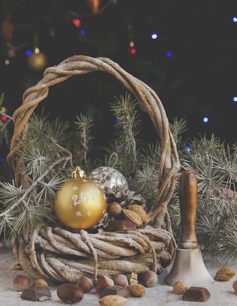 Weihnachtskarte mit Tannenzweigen und Dekoration — Stockfoto