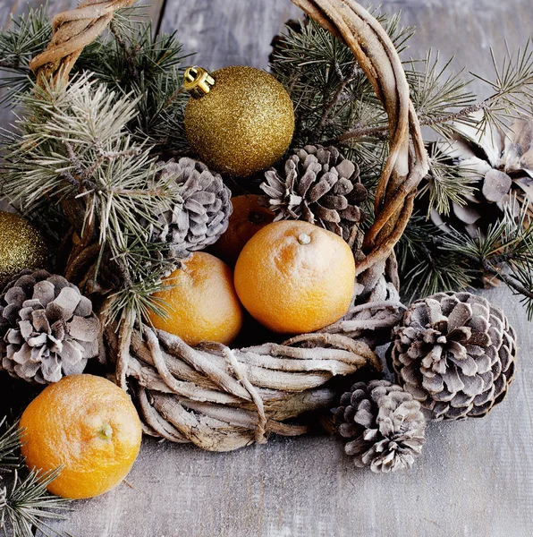 Kerstkaart met spar takken en decoratie — Stockfoto