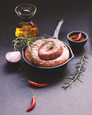 bir dökme demir tava, seçici odak üzerinde çiğ Dana sosis