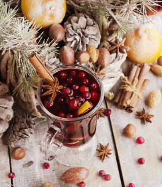 Sıcak şarap Noel kartı köknar ağacı dalları ile fincan