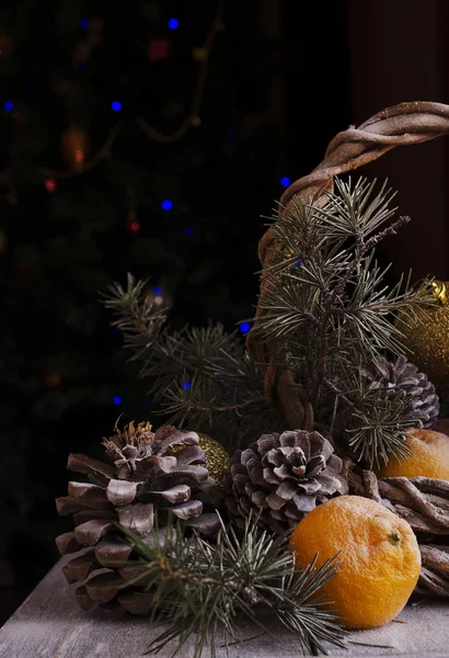 Tarjeta de Navidad con ramas de abeto y decoración — Foto de Stock