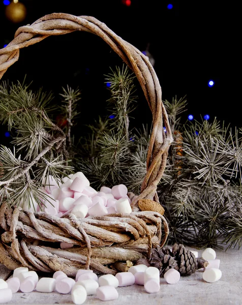 Cartão de Natal com ramos de abeto e decoração — Fotografia de Stock