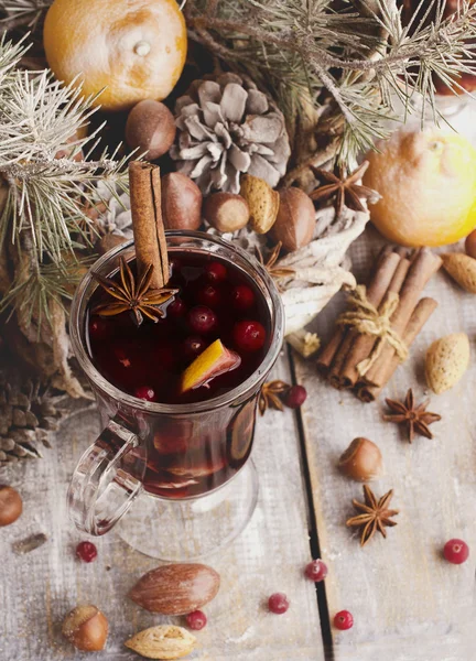 전나무 나무 가지와 뜨거운 와인 크리스마스 카드의 컵 — 스톡 사진