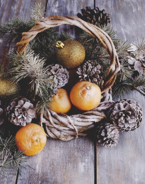 Noel kartı çam dalları ve dekorasyon