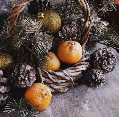 Noel kartı çam dalları ve dekorasyon