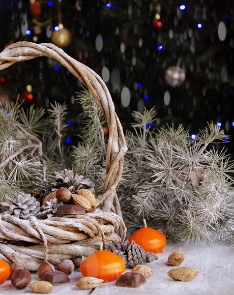 Kerstkaart met spar takken en decoratie — Stockfoto