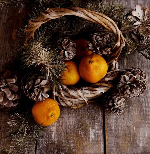 Vánoční přání s větvemi jedlí a dekorace — Stock fotografie