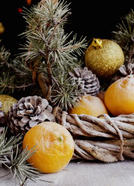 Noel kartı çam dalları ve dekorasyon