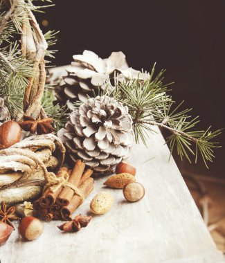 Noel kartı çam dalları ve dekorasyon