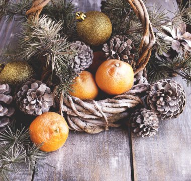 Noel kartı çam dalları ve dekorasyon