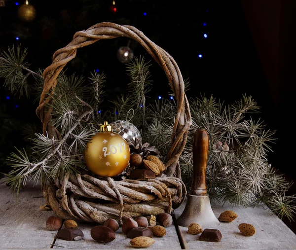 Рождественская открытка с еловыми ветвями и украшением — стоковое фото